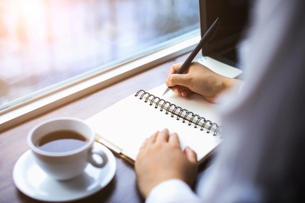 Professional die vragen stelt over werkplek routines
